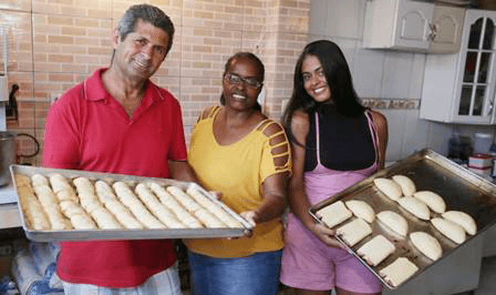 Nathália e seus pais preparando uma fornada de salgados