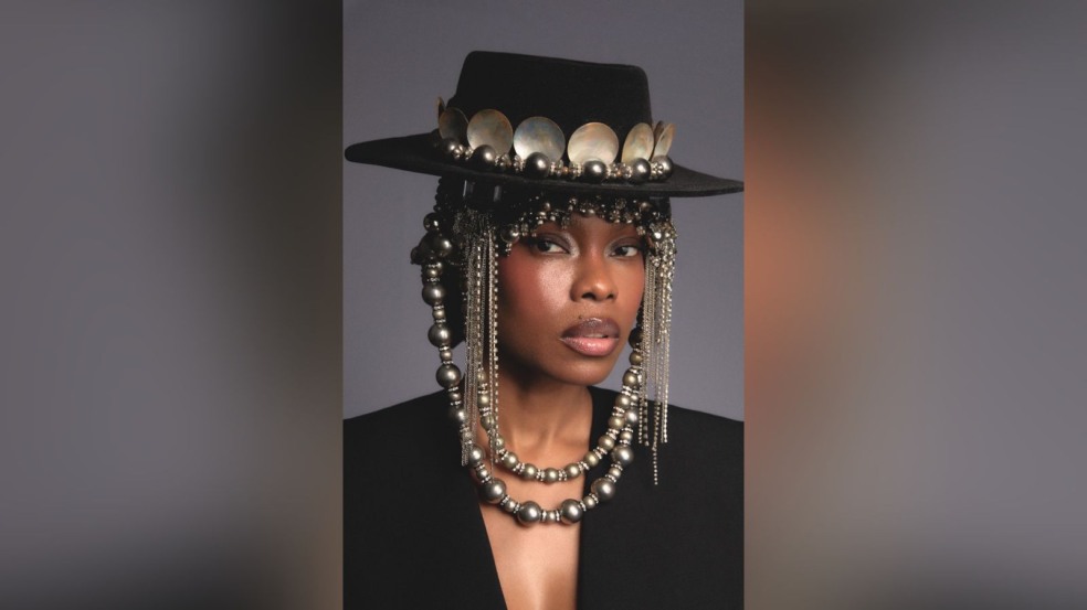 Xenia França. Xenia França.