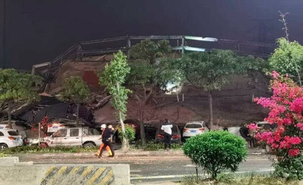 Visão da rua dos escombros do hotel