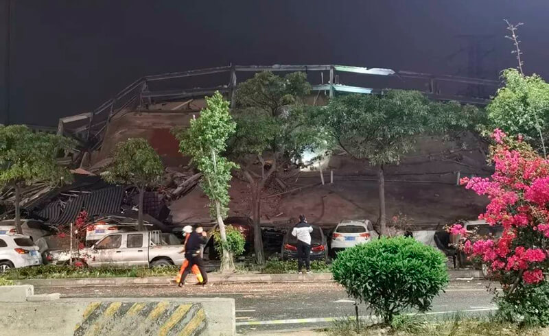 Visão da rua dos escombros do hotel