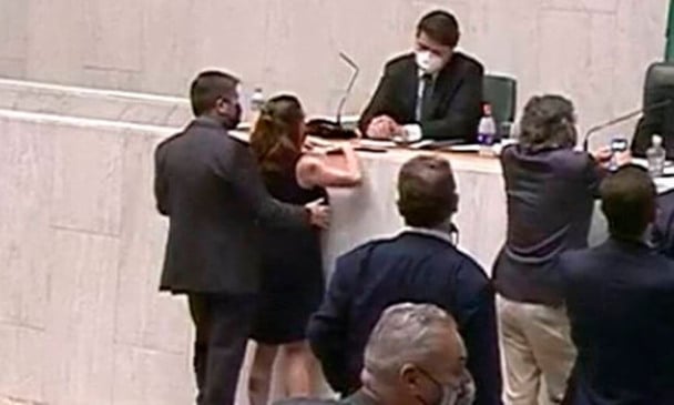 Isa Penna assediada na Alesp. (Foto: Repprodução)