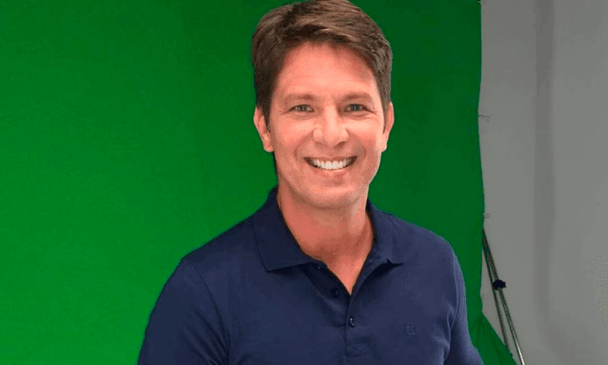 Mario Frias sorrindo de camisa social