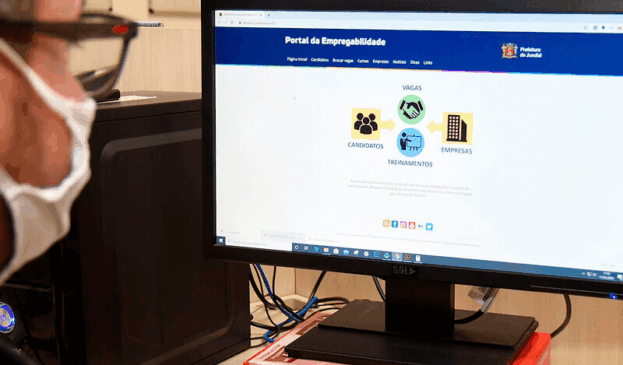 Homem navega no site do Portal da Empregabilidade