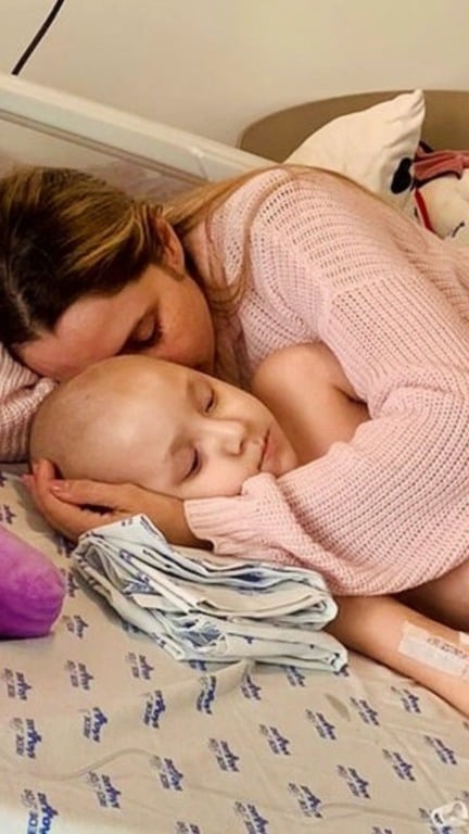 Yasmim luta contra câncer raro