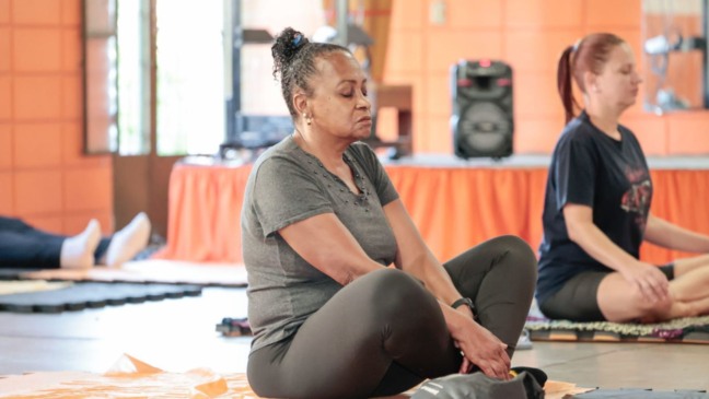 Mulher praticando yoga.