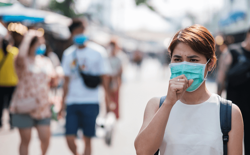 Pessoas utilizando máscaras nas ruas