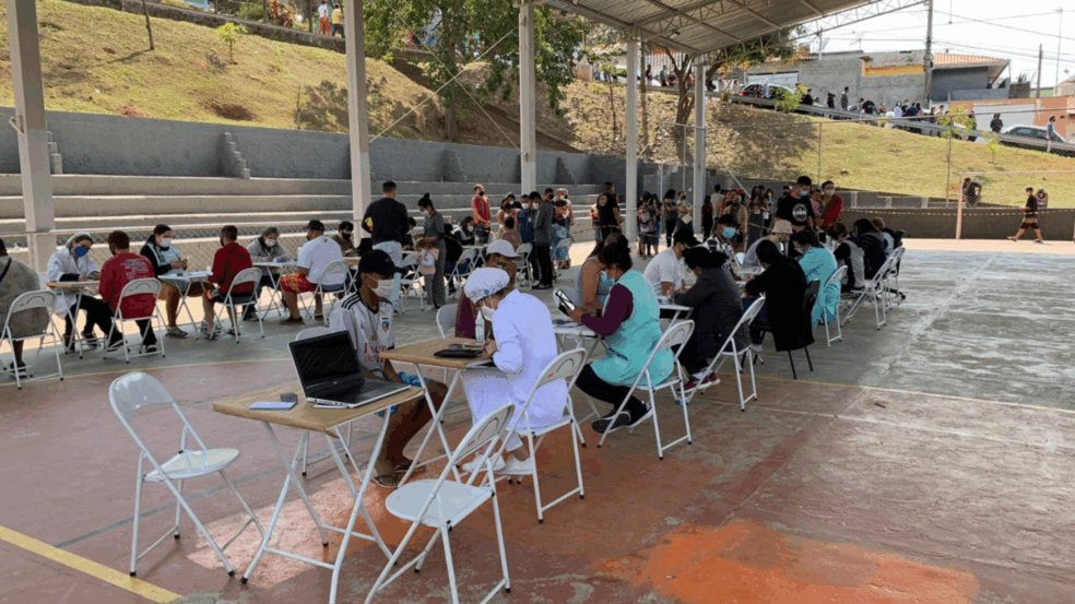 População de Várzea Paulista elogia vacinação, mesmo com filas
