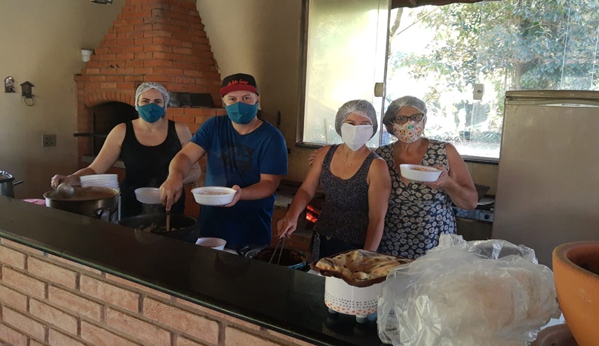 Família em churrasqueira