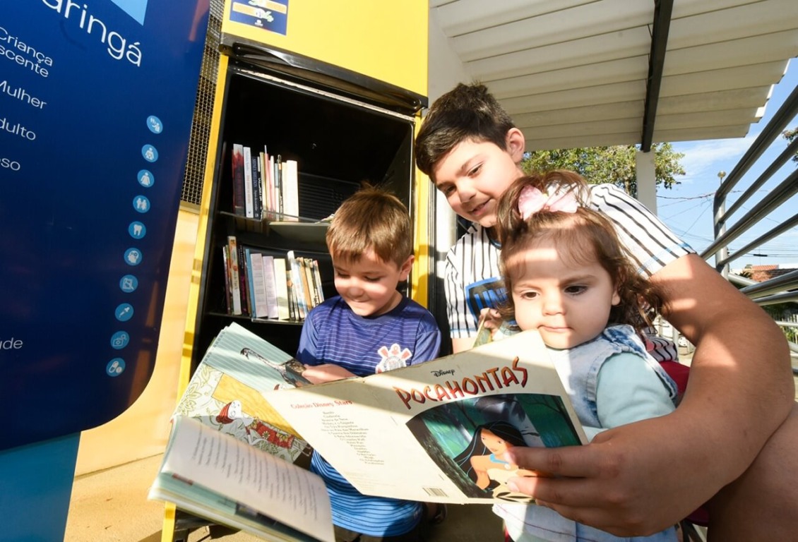 Irmãos Arthur, Cauã e Alice aprovaram os novos livros se divertem com os livros infantis disponíveis na ‘Geladeira Literária’, disposta na Nova UBS Maringá (Foto: Divulgação/Prefeitura de Jundiaí) Irmãos Arthur, Cauã e Alice aprovaram os novos livros se divertem com os livros infantis disponíveis na ‘Geladeira Literária’, disposta na Nova UBS Maringá (Foto: Divulgação/Prefeitura de Jundiaí)