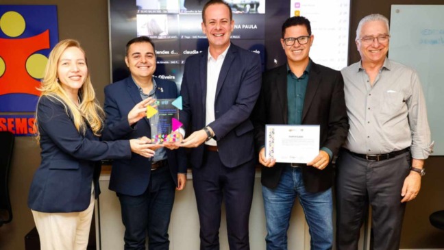 Equipe de Jundiaí recebendo premiação.