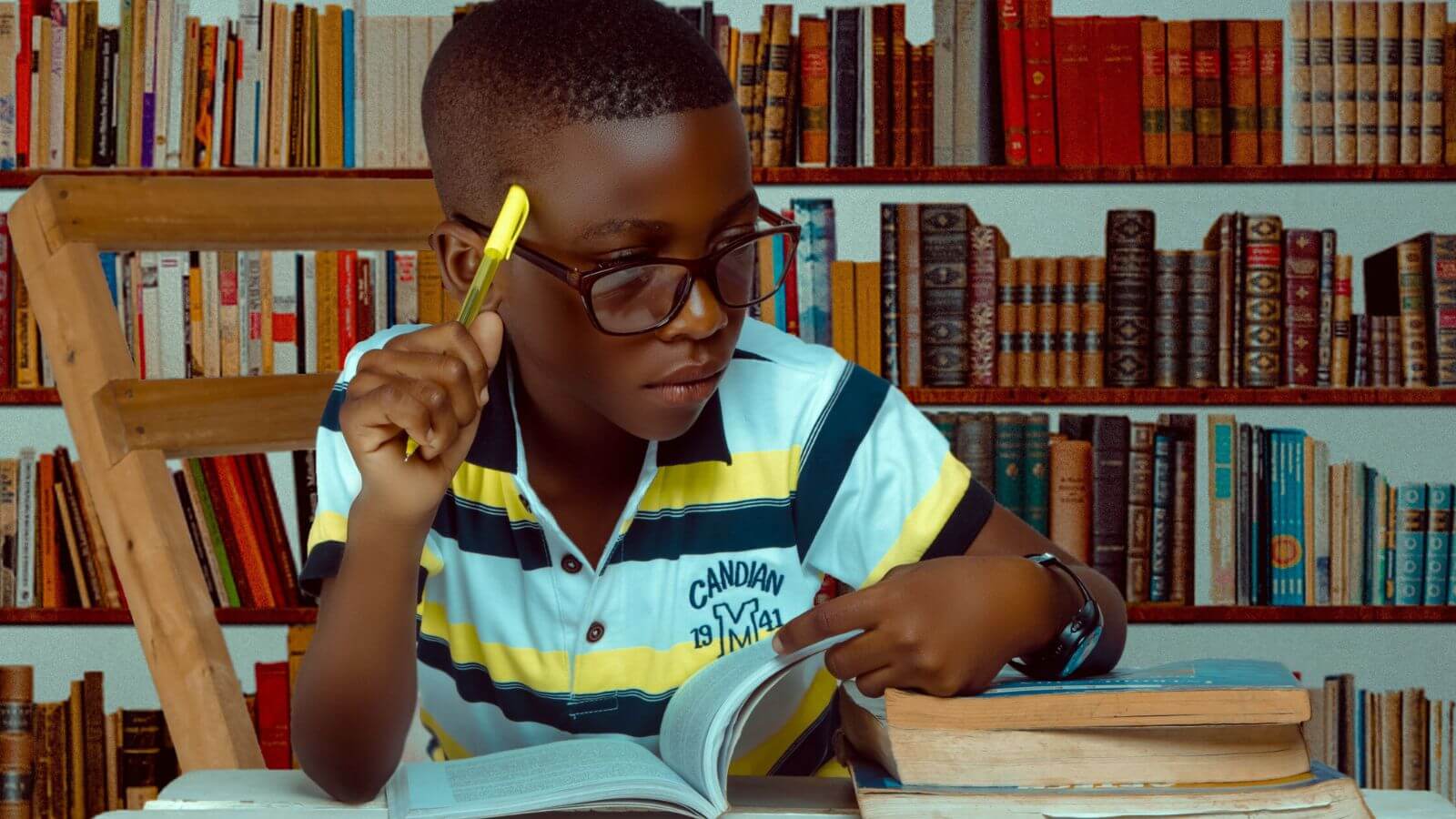 Pessoa lendo livro físico