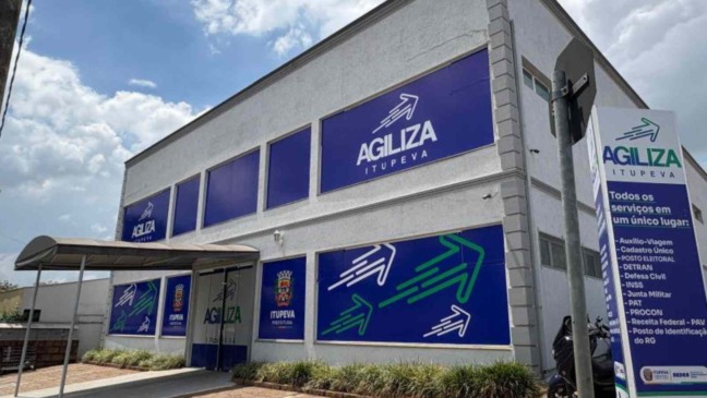 Fachada do Agiliza Itupeva com letreiros azuis e verdes destacando os serviços públicos disponíveis no local.