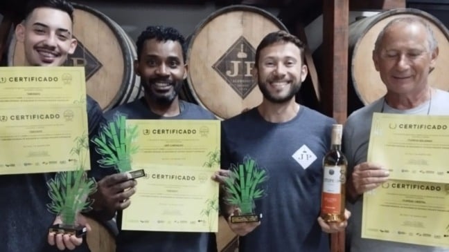 Representantes da cachaçaria Alambique JP