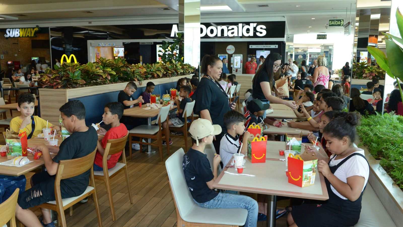 Crianças do Bom Pastor almoçando no Mc