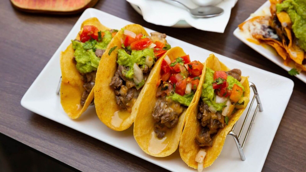 Tacos de Carne com Guacamole Tacos de Carne com Guacamole