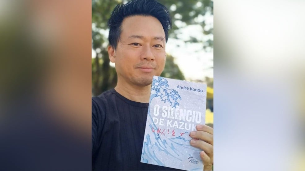 André Kondo segurando seu livro, O Silêncio de Kazuki