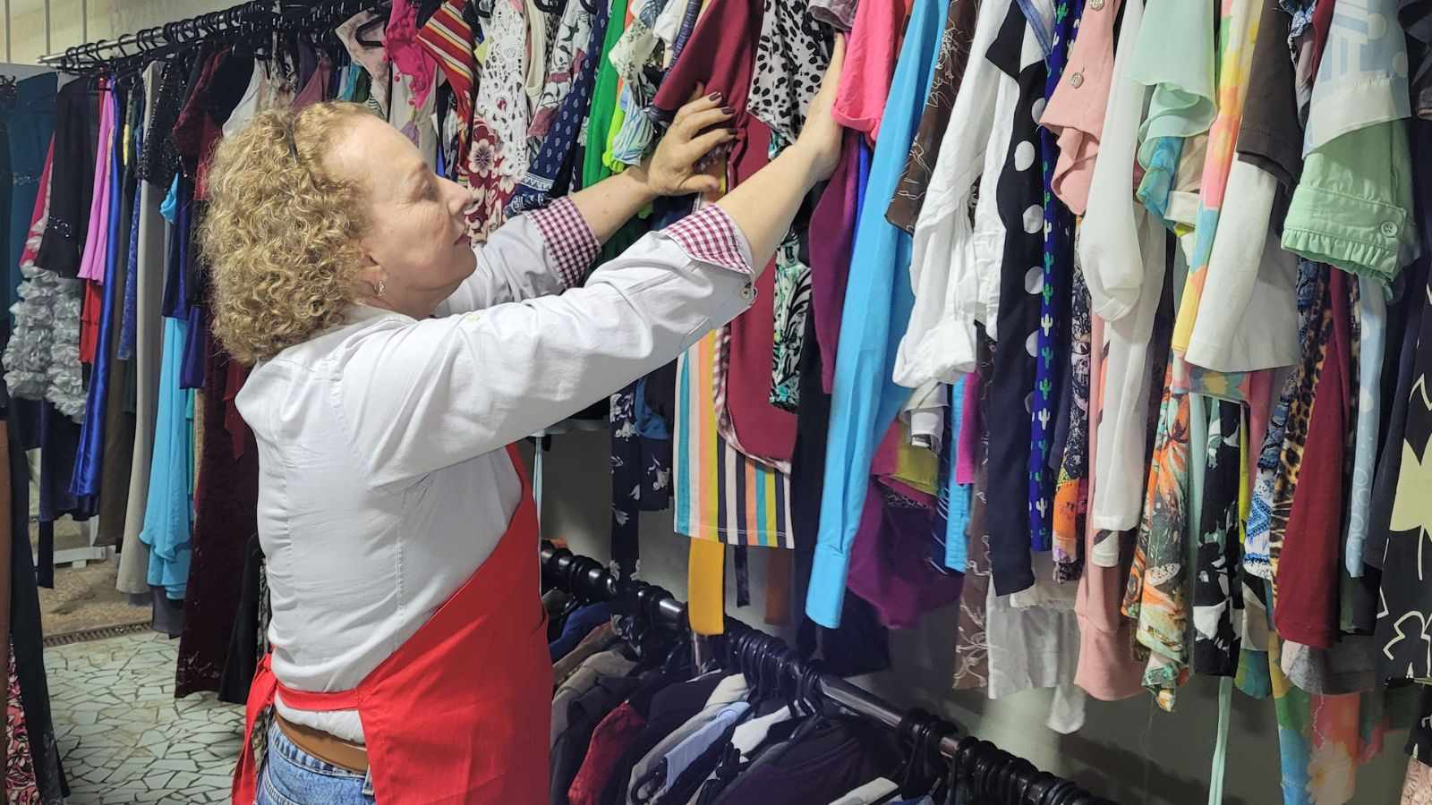 Voluntária do Bazar do Hospital São Vicente