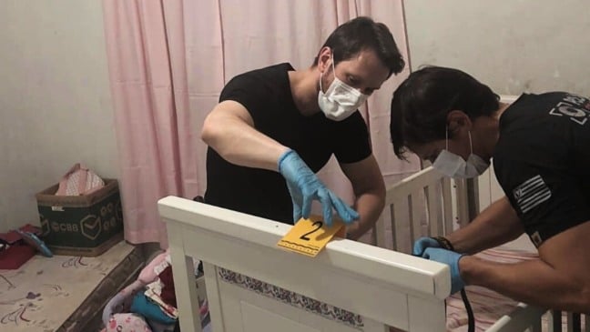 Perícia encontra sangue no berço da criança Perícia encontra sangue no berço da criança