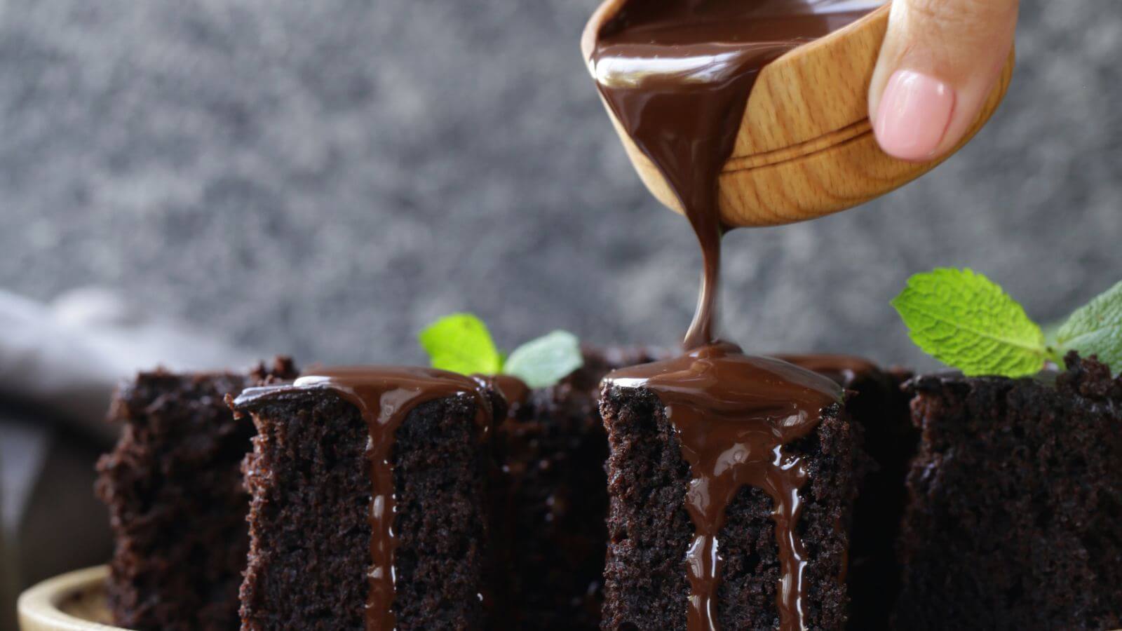 Bolo de chocolate com calda