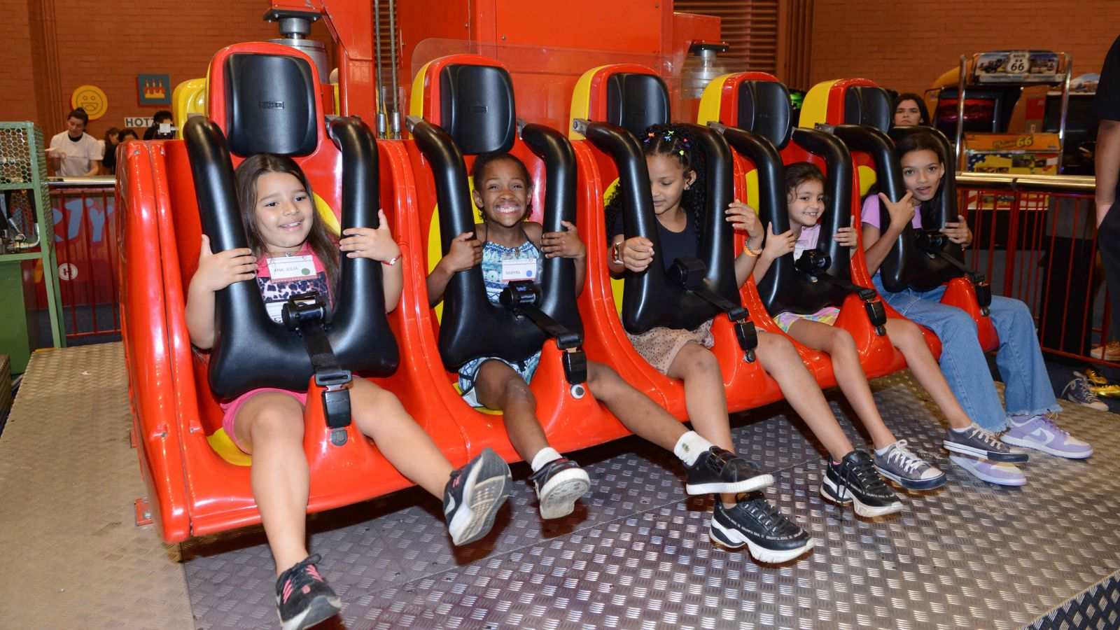 Crianças do Bom Pastor em brinquedo