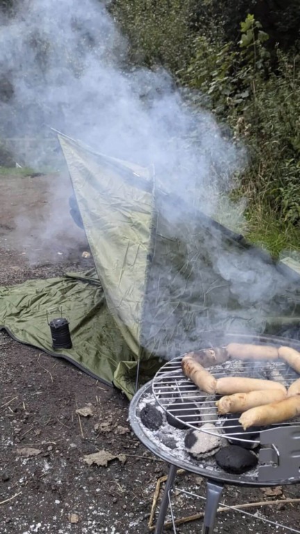 Cachorro perdido volta para casa após tutores passarem cinco dias grelhando seu petisco favorito