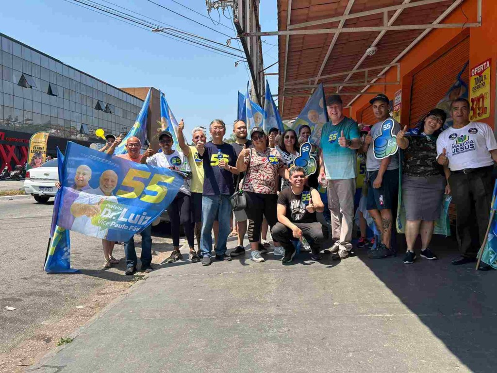 Fávaro, junto de moradores e comerciantes da região de Campo Limpo Paulista, em caminhada de eleição.