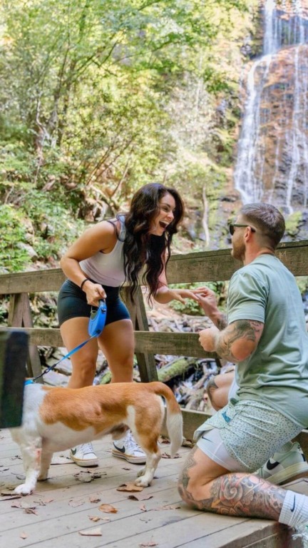 Casal vê cachorro sozinho no meio do nada e descobre triste história por trás do abandono