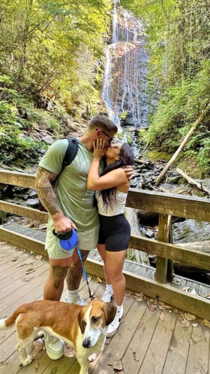 Casal vê cachorro sozinho no meio do nada e descobre triste história por trás do abandono