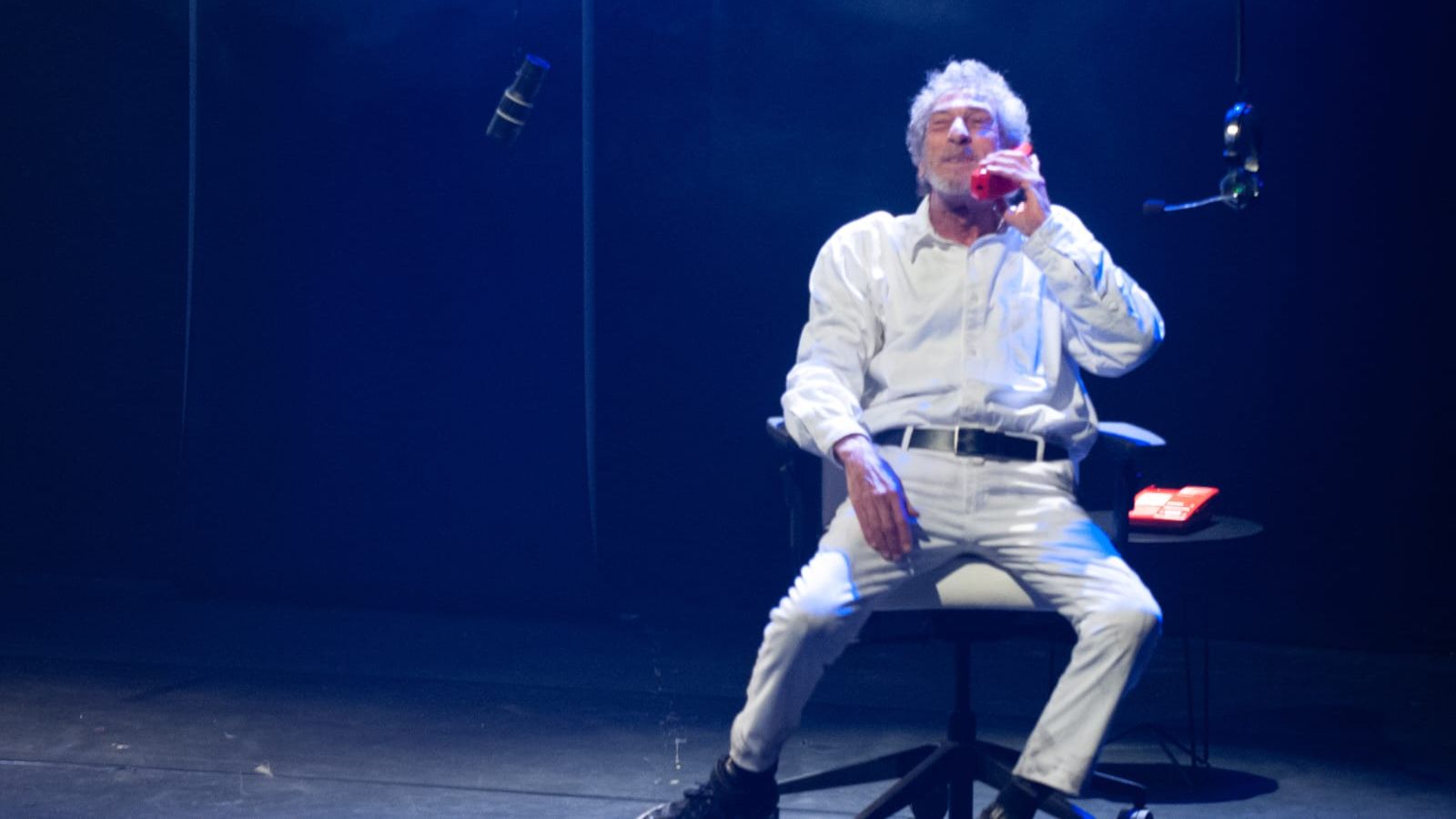 Reynaldo Gonzaga em espetáculo "O Controle"