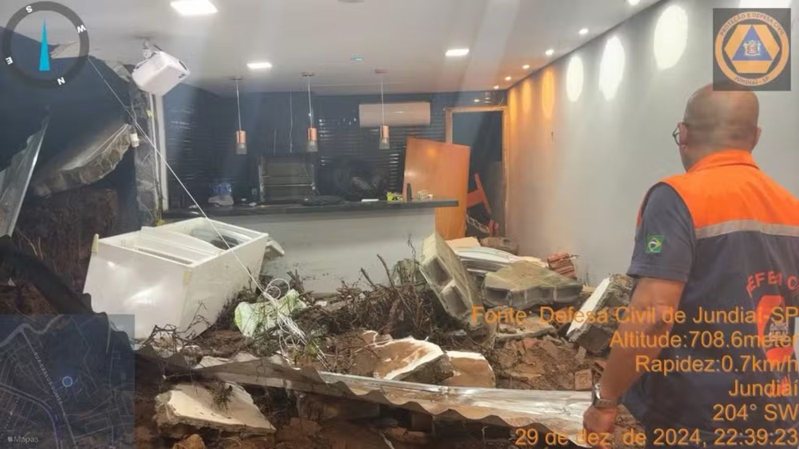 Muro quebrado por conta das chuvas em Jundiaí