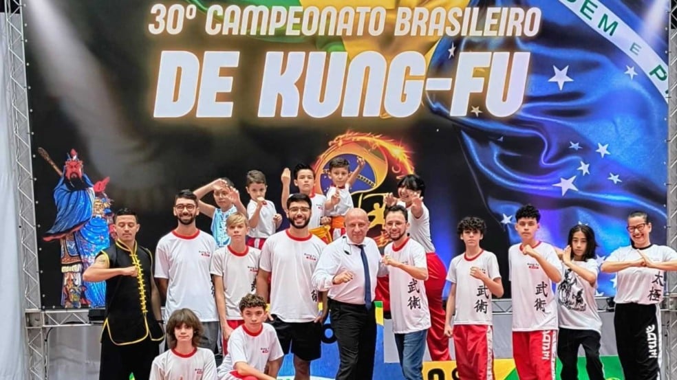 Alunos e professor da Escola Wu De, no campeonato de Kung Fu