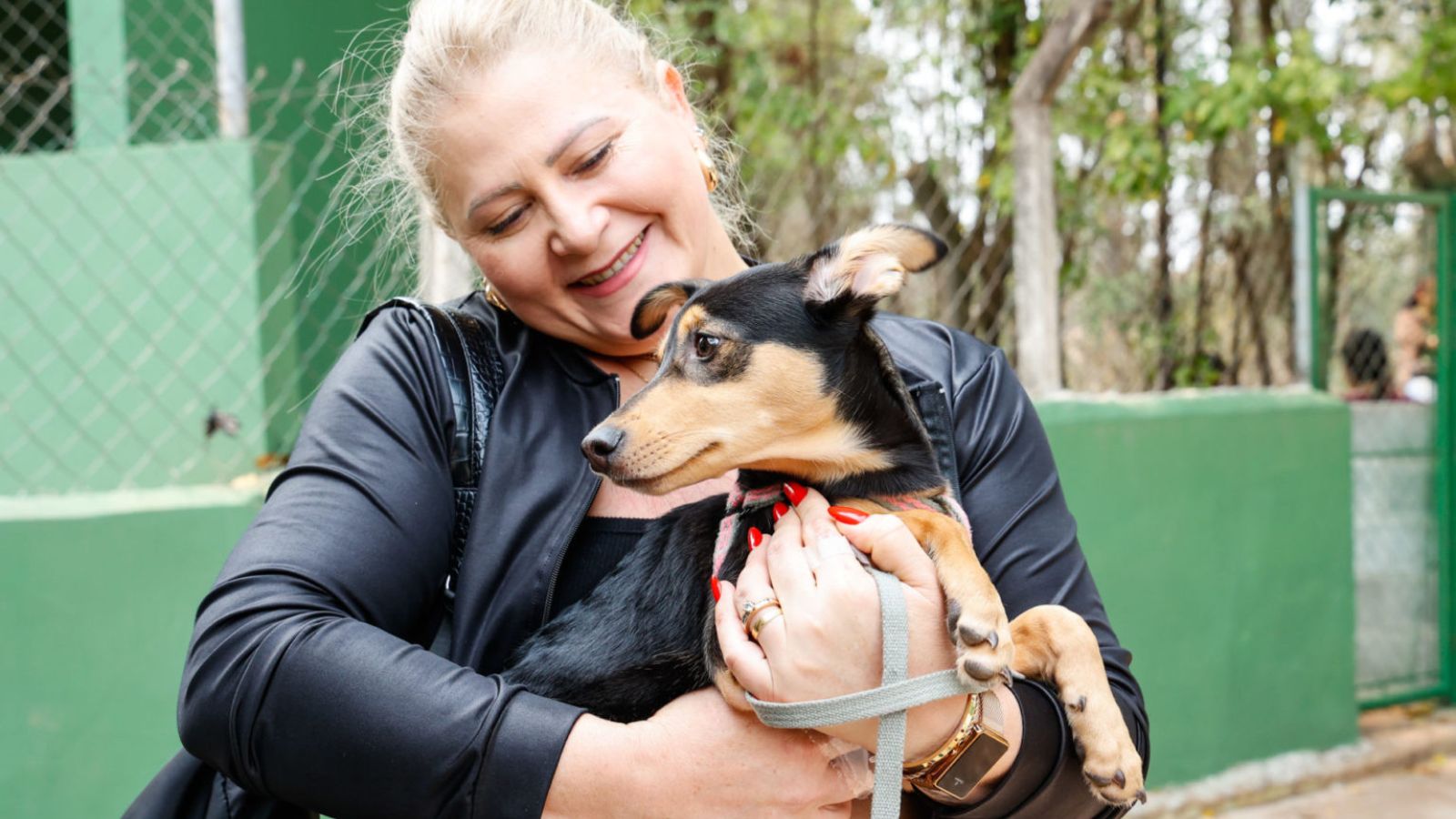 Mulher e cão representando o Conselho Municipal de Bem-Estar Animal de Jundiaí