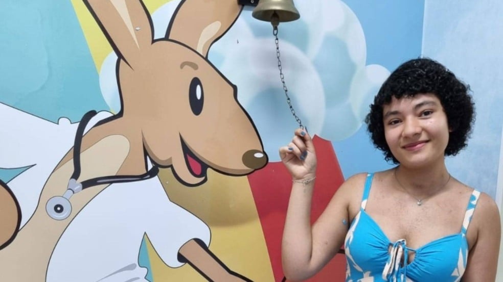 Juliana tocando o sino da vitória.