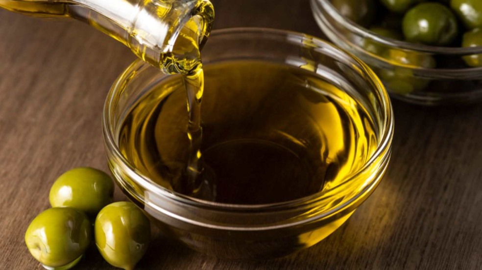 Azeite de oliva em recipiente. Azeite de oliva em recipiente.