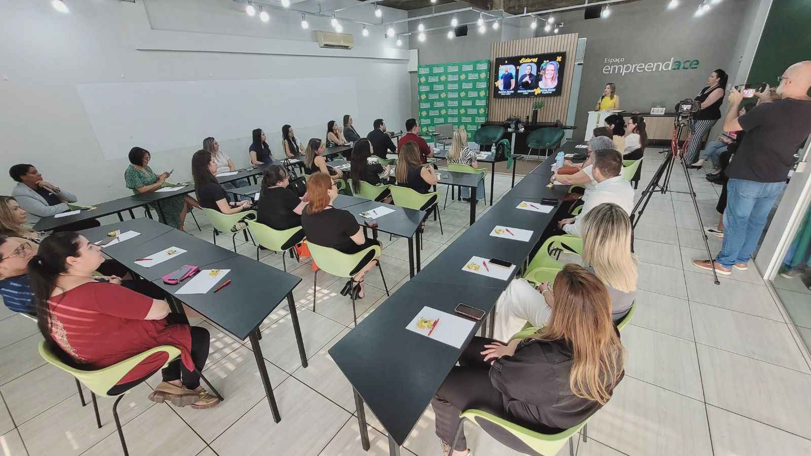 Sala da ACE Jundiaí durante evento.