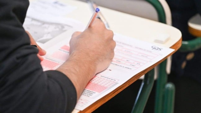 Mão de homem realizando vestibular da Fatec Jundiaí