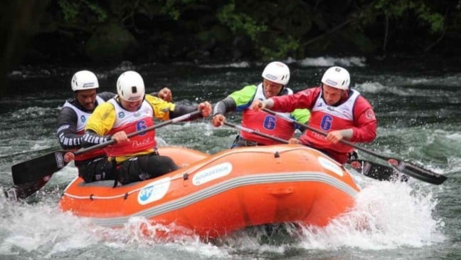 Bombeiros em prova de rafting.