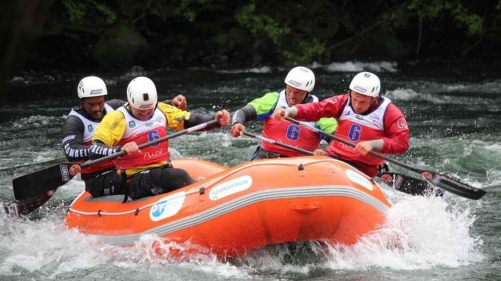 Bombeiros em prova de rafting.