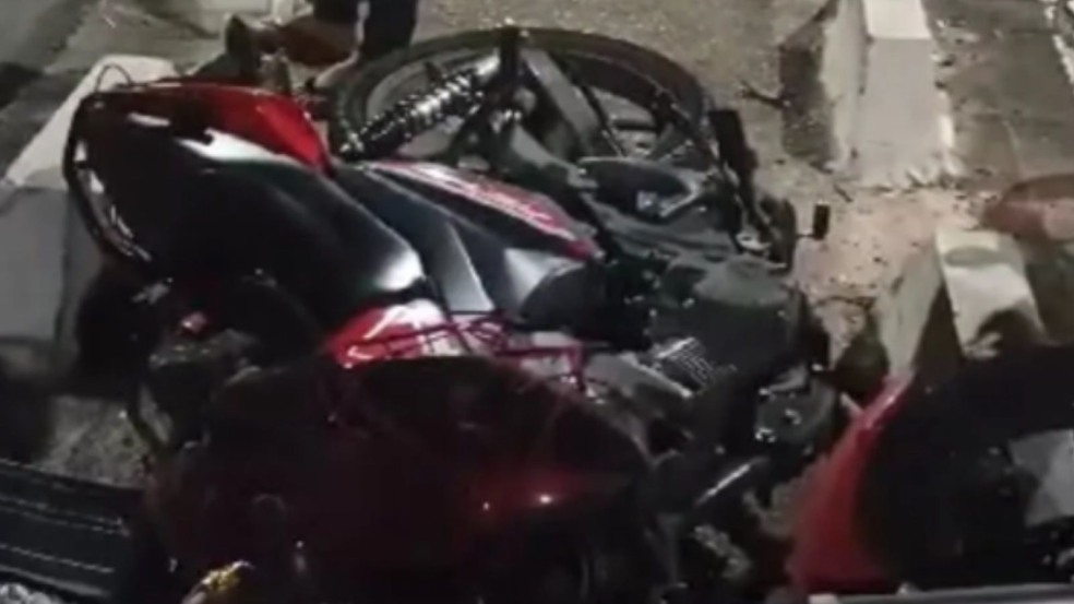 Motociclista perde moto em acidente de trânsito.