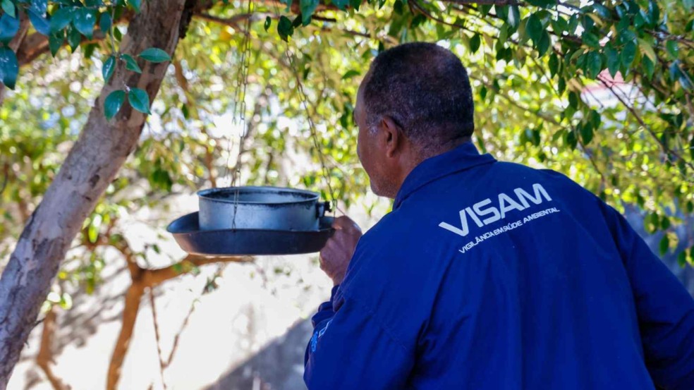 Agente da Visam fazendo vistoria em combate à dengue.