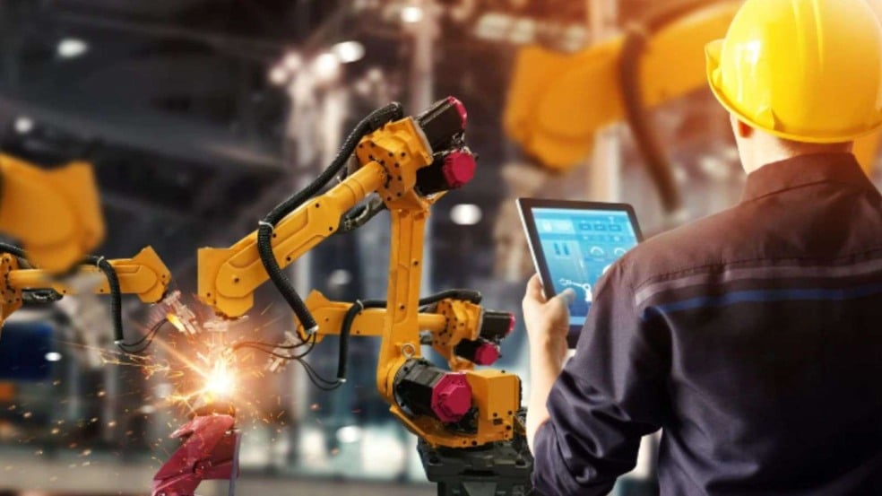 Imagem de engenheiro acompanhando produção e para-choque, remetendo à produção da Ford.