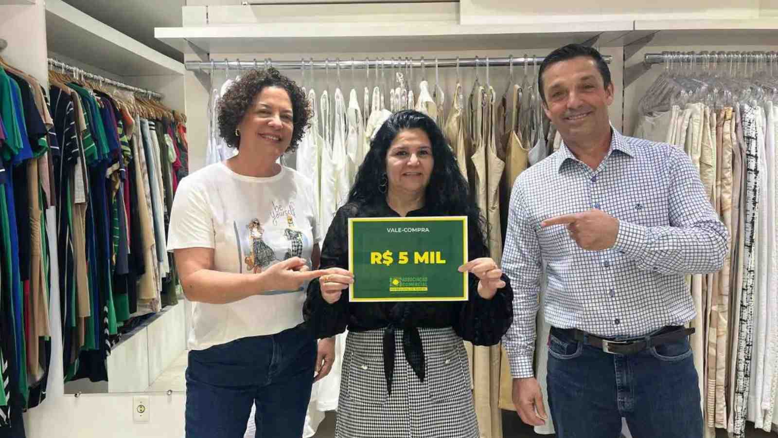 Vice-presidente da ACE Jundiaí entregando prêmio à vencedora.