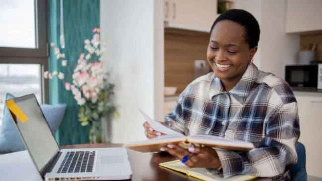 Pessoa estudando à distância em alusão ao curso ofertado de modo online pelo Sebrae-Sp. Pessoa estudando à distância em alusão ao curso ofertado de modo online pelo Sebrae-Sp.