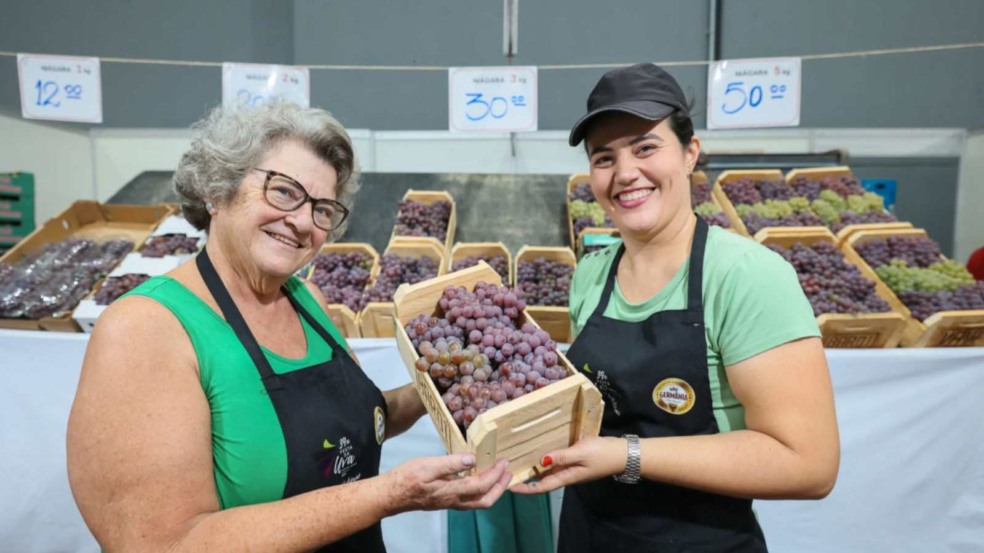 Mulheres expondo seus produtos em Festa da Uva, de Jundiaí.
