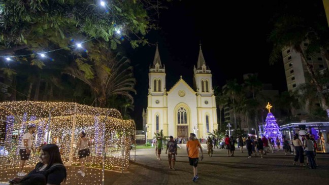 Centro de Jundiaí com decoração de Natal.