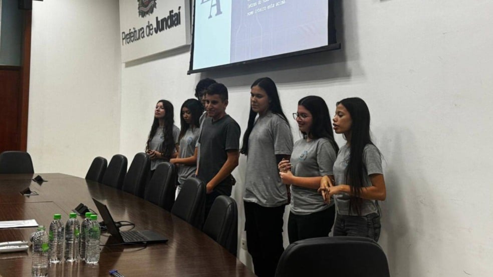Jovens de Jundiaí em apresentação de soluções inovadoras.