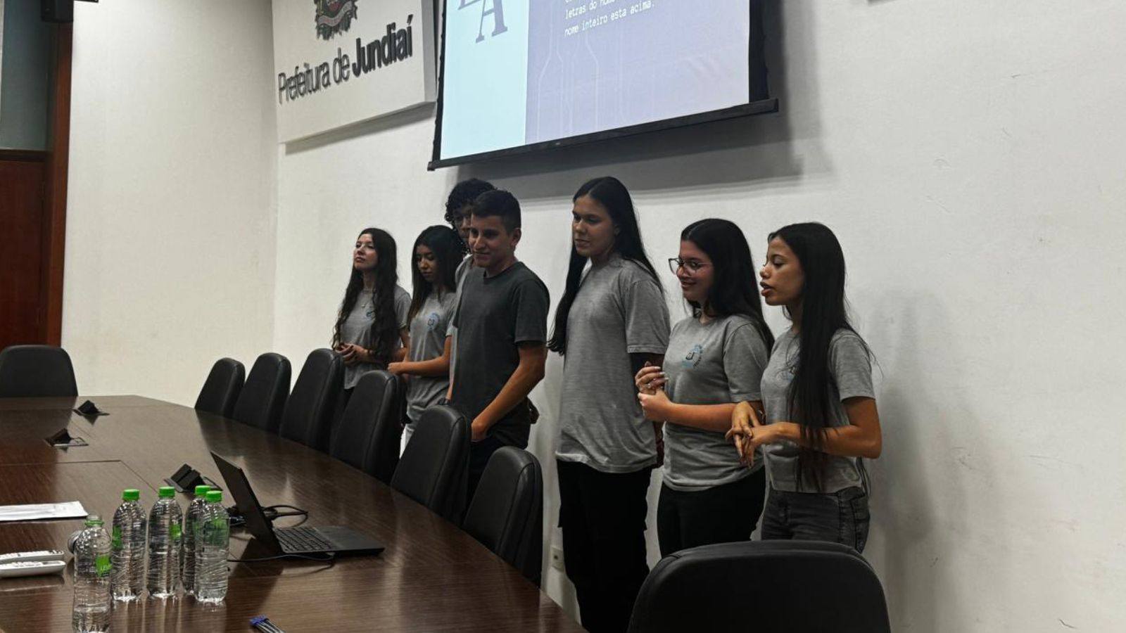 Jovens de Jundiaí em apresentação de soluções inovadoras.
