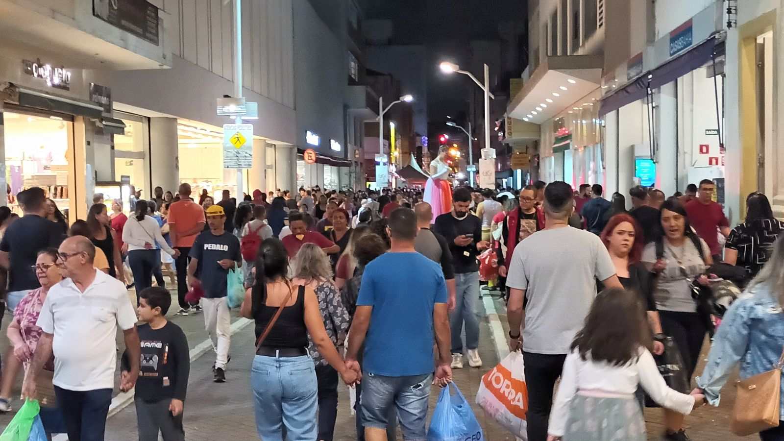 Comércio de Jundiaí à noite