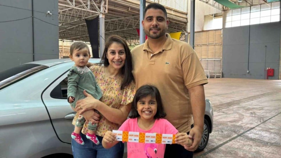 Família com ingressos do Hopi Hari.