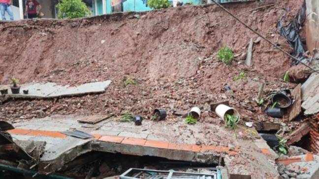 Imagem de desabamento de muro.